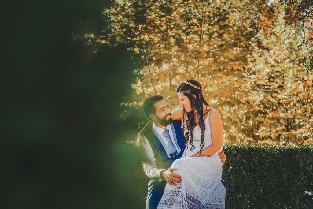 Novios paseando por el pantano de Sau en su postboda