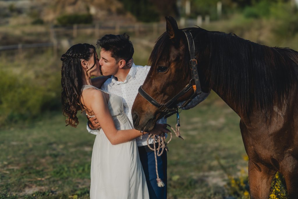 caballos y pareja y paisaje en preboda