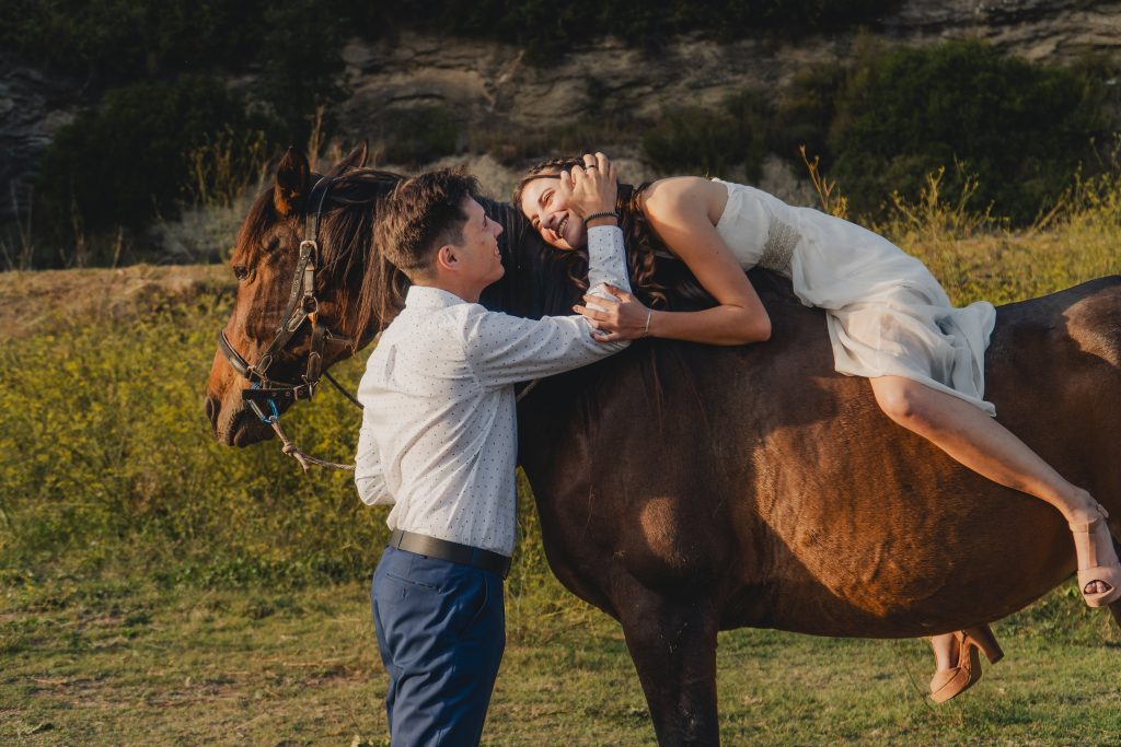 Momento íntimo de pareja durante una sesión de fotos documental