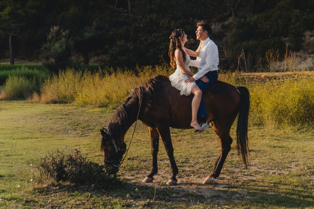 Sesión de pareja con caballos en un entorno rural de Cataluña