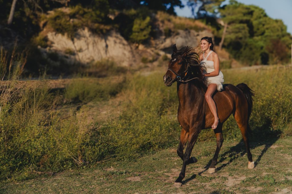 Novia en preboda montando a caballo