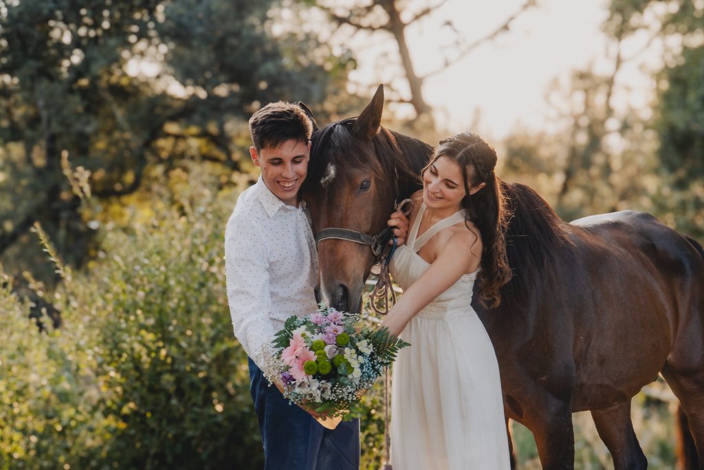 Novios jugando en preboda jugando con el ramo de novia