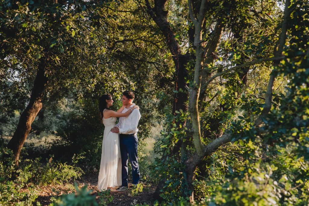 Pareja caminando por un entorno rural durante una sesión preboda