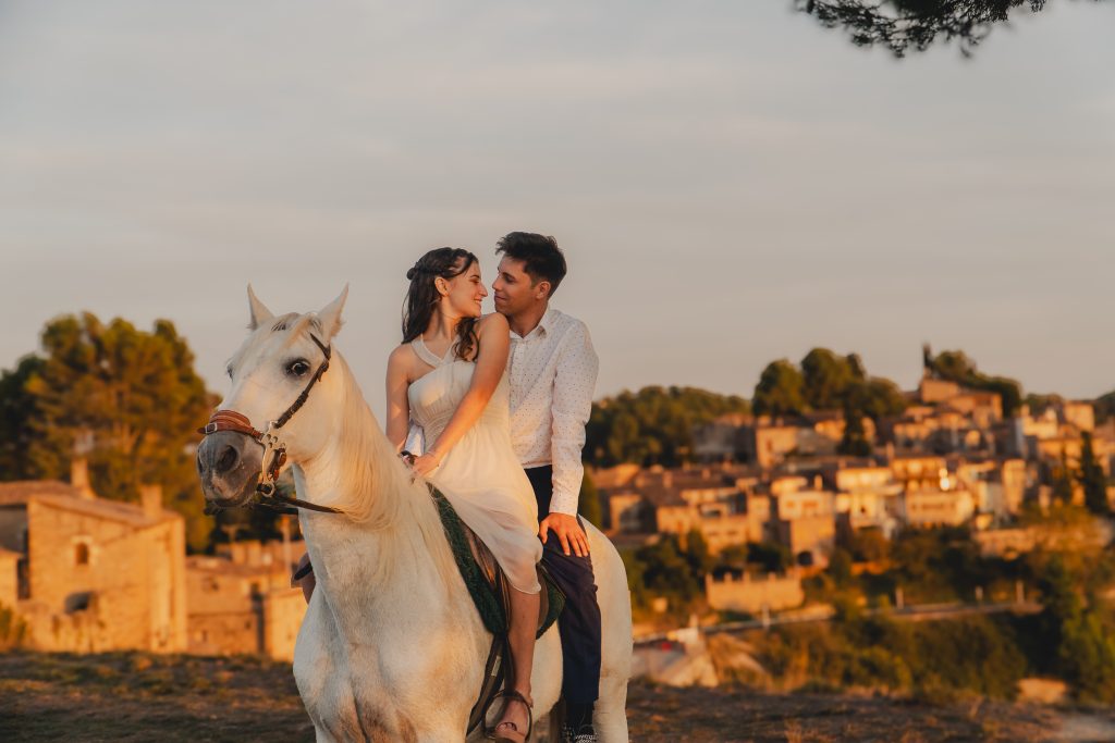 Sesión preboda al atardecer con caballos y luz dorada