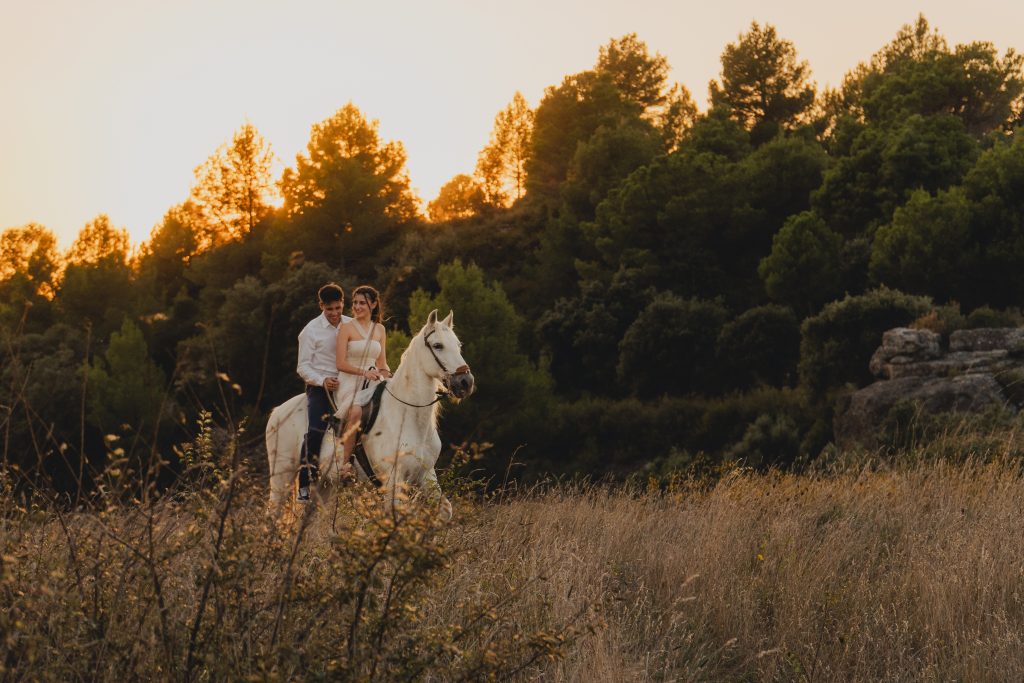 Sesión de pareja con caballos en un entorno rural de Cataluña