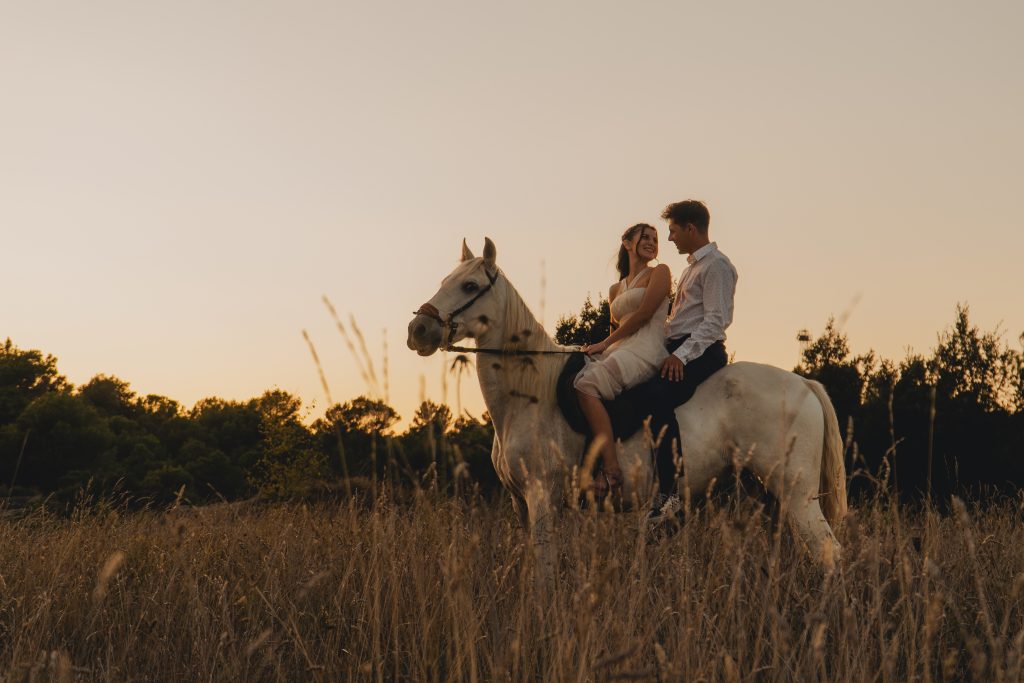 Miradas al atardecer en preboda