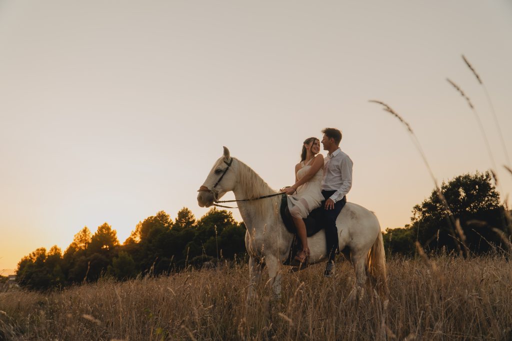 Fotografía de pareja al atardecer con luz natural y paisaje rural