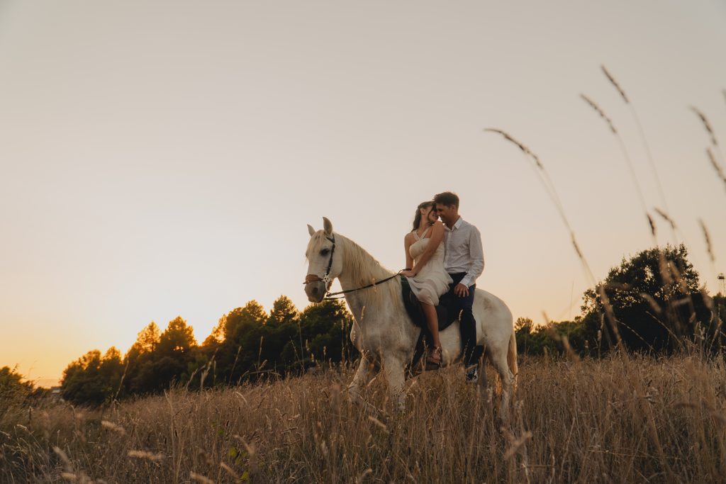 Luz dorada de atardecer preboda a caballo