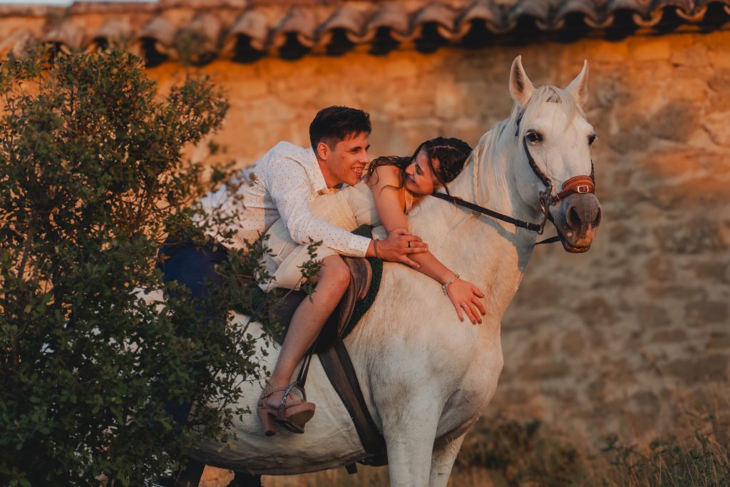 Amor por los caballos en la sesión de preboda en Talamanca