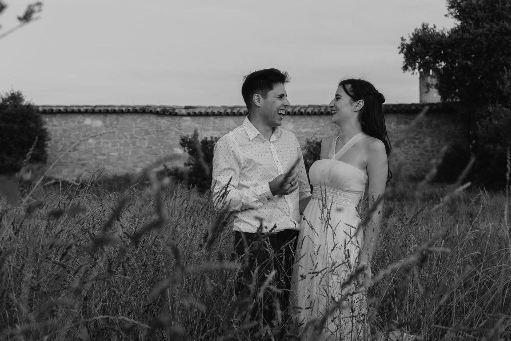 Fotografía en blanco y negro de pareja en sesión preboda natural