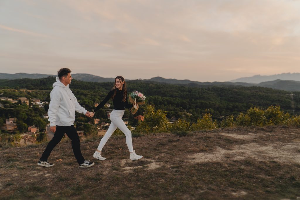 Preboda natural de pareja en el pueblo de Talamanca al atardecer