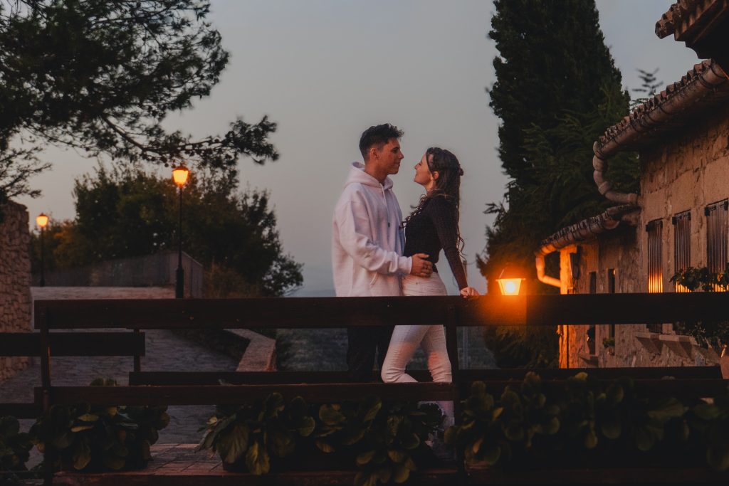 Sesión de pareja al final del día en un pueblo rural de Cataluña