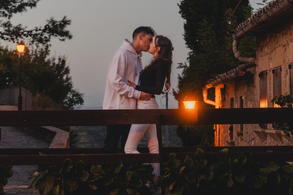 Beso en la hora azul preboda Talamanca 