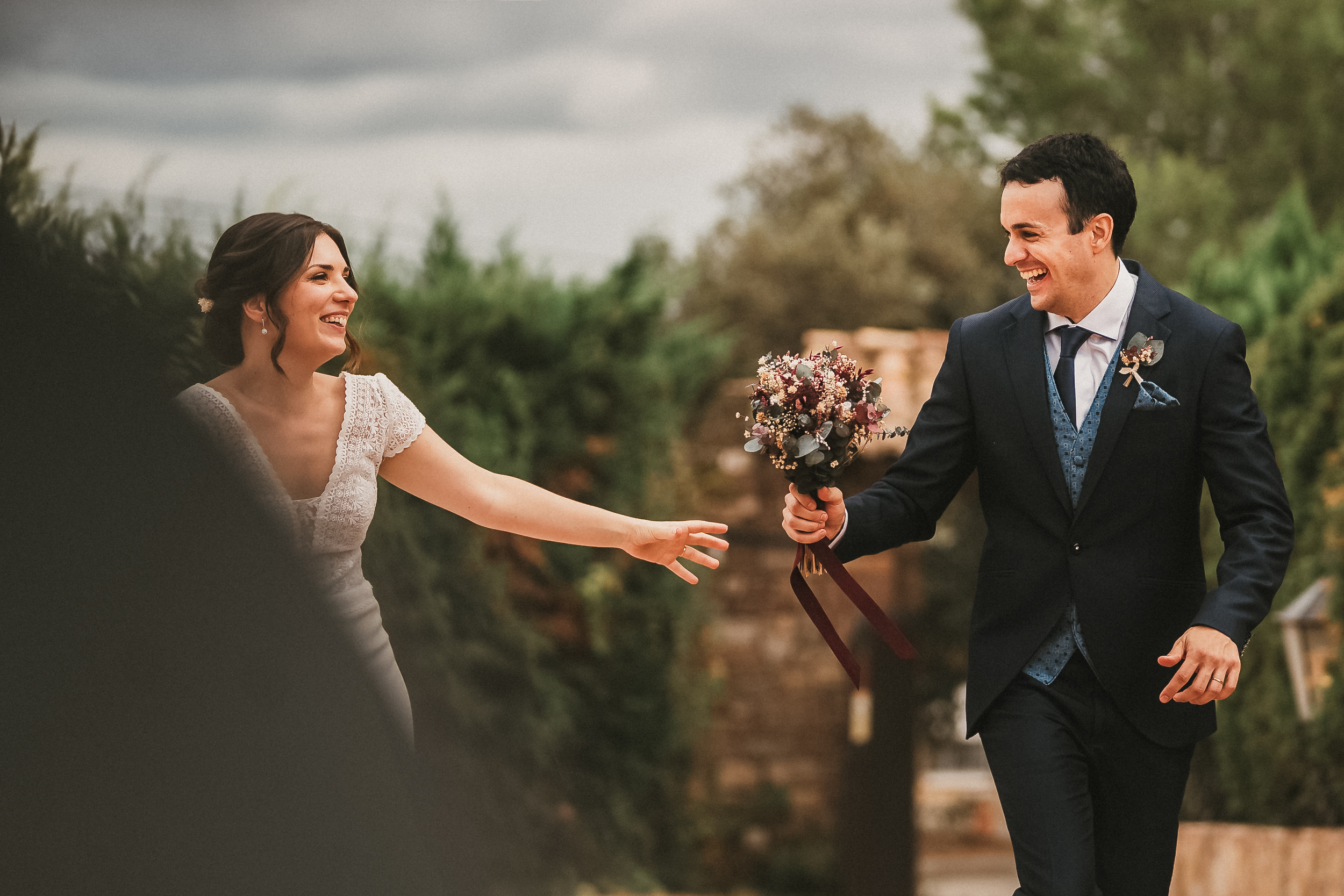 foto divertida y natura de una boda en Mas Ventós