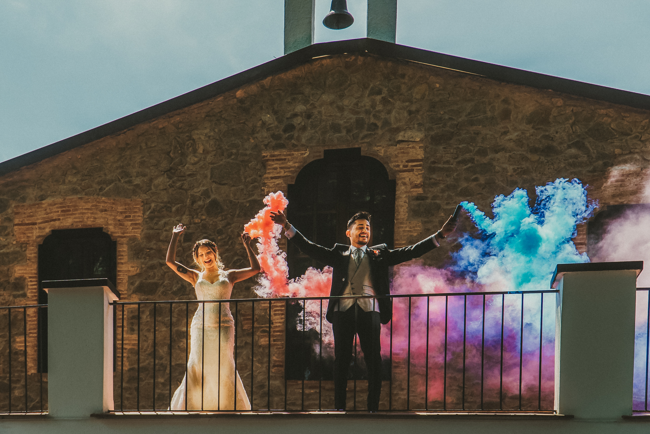 novios con bengalas en Mas Llombart.