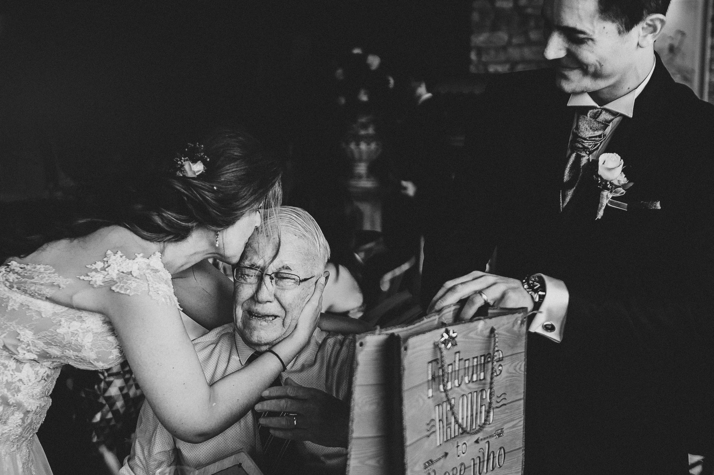 fotos de emociones de boda en salón Mas de Sant Leli.