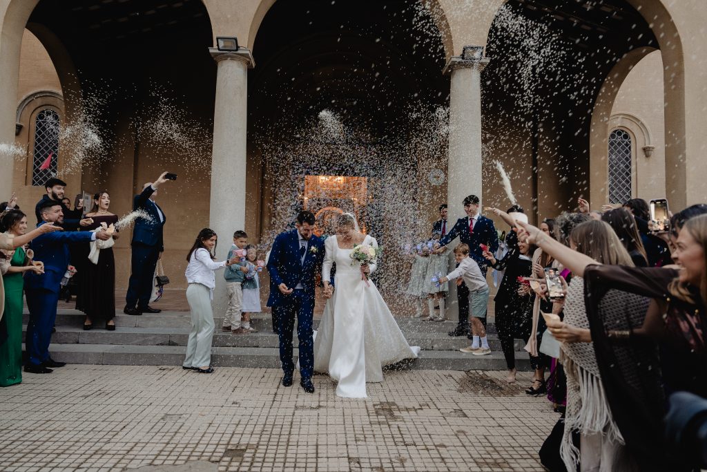 arroz y burbujeo en la la salida de los novios en la iglesia de la Salut
